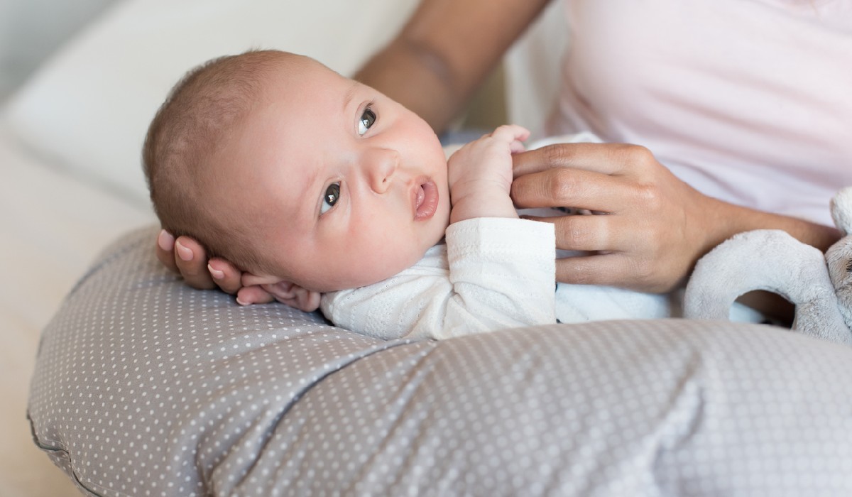 using a breastfeeding pillow for feeding your baby