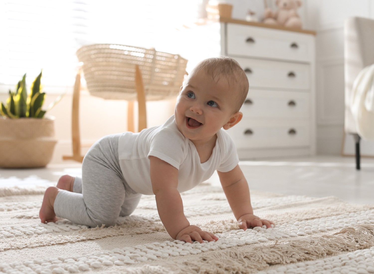 baby-crawling-on-carpet Happy baby crawling on white carpet