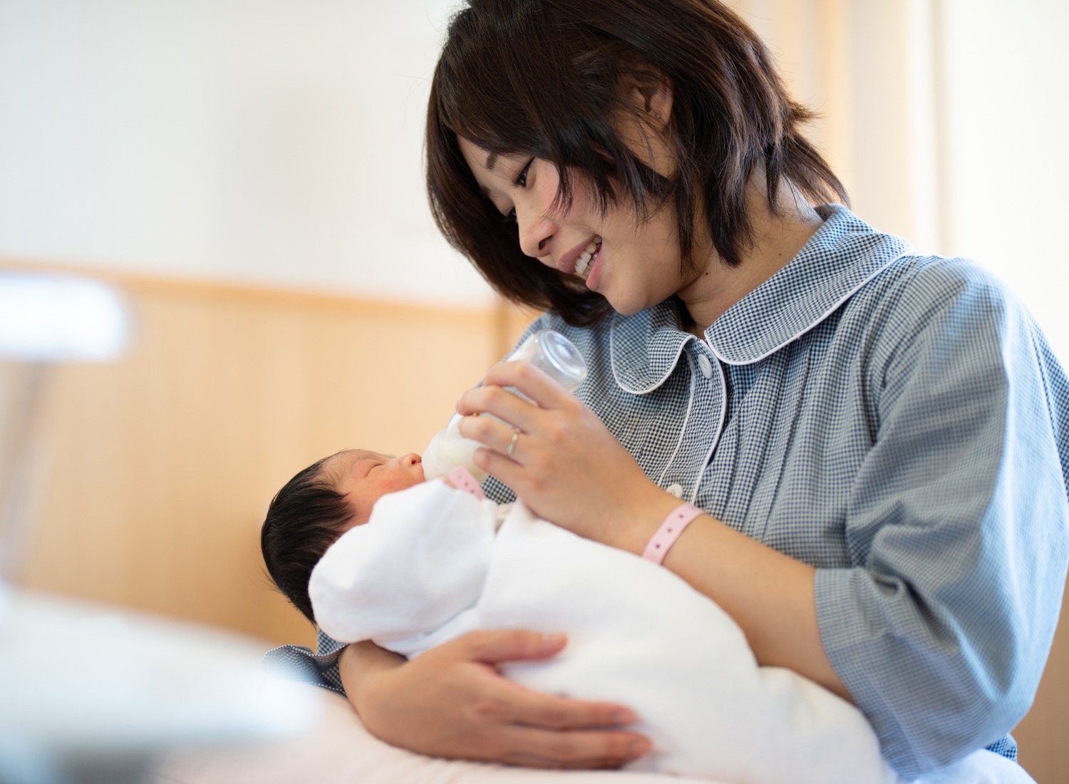 mother-feeding-milk-to-newborn-baby.jpg_s=1024×1024&w=is&k=20&c=SyiRu9gWab2Vtc79iWN7VtSN01qLwk3kjsQoMUmpXiU= Woman bottle-feeding her newborn baby